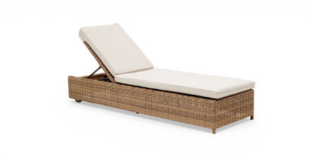 Justerbar solsäng i konstrotting med beige dynor på vit bakgrund.