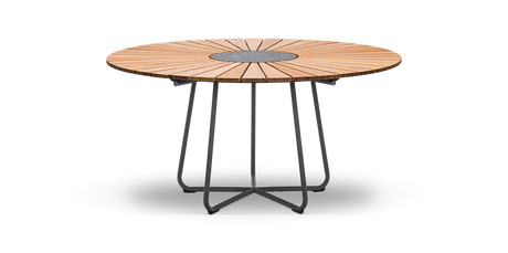 Runt teakbord med radiella ribbor, grå rund mittplatta och svart metallunderrede.
