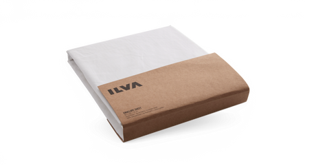 ILVA kuvertlakan 90×200×10 cm i 100% bomullssatin, vitt, förpackat i brun pappershylsa.