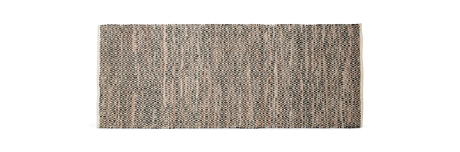 Mönstrad matta i beige, svart och bruna toner med geometriskt diamantmönster.