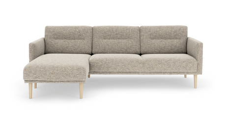 Beige hörnsoffa med vänster schäslong och ljusa träben i modern skandinavisk stil, frilagd mot vit bakgrund.