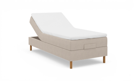 Beige klädd ställbar enkelsäng med uppfällt ryggstöd, vit bäddmadrass och träben, frilagd på vit bakgrund.