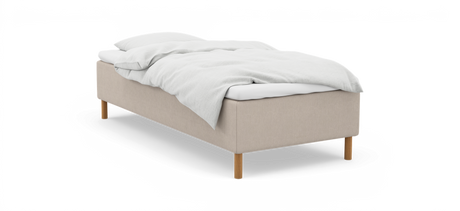 Enkel säng med beige sängram och träben, vit madrass, täcke och kudde, frilagd på vit bakgrund.