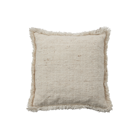 Droppar av beige vätska mot svart bakgrund i ett minimalistiskt, asymmetriskt bildutsnitt.
