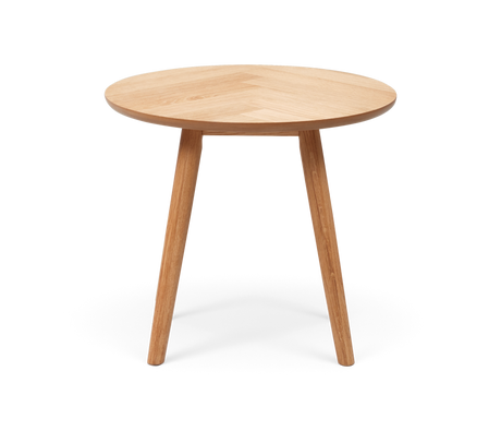 Runt sidobord i ljus ek med tre ben, minimalistisk design på vit bakgrund.
