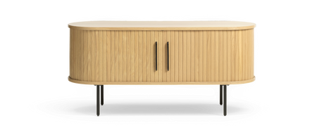 Låg sideboard i ljus ek med rundade hörn, vertikala ribbor och svarta metallben och handtag.