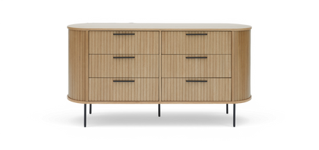 Sideboard i ljus ek med sex lådor och svarta handtag på smala svarta ben.
