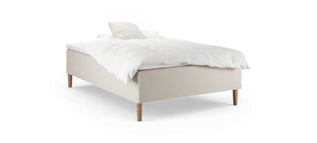 Beige säng med träsben och vit bäddning (täcke och kudde), frilagd på svart bakgrund.