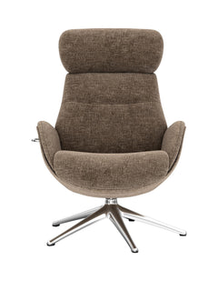 Brun loungestol med hög nackkudde och stoppad sits, snurrfot i krom, frontvy mot vit bakgrund.