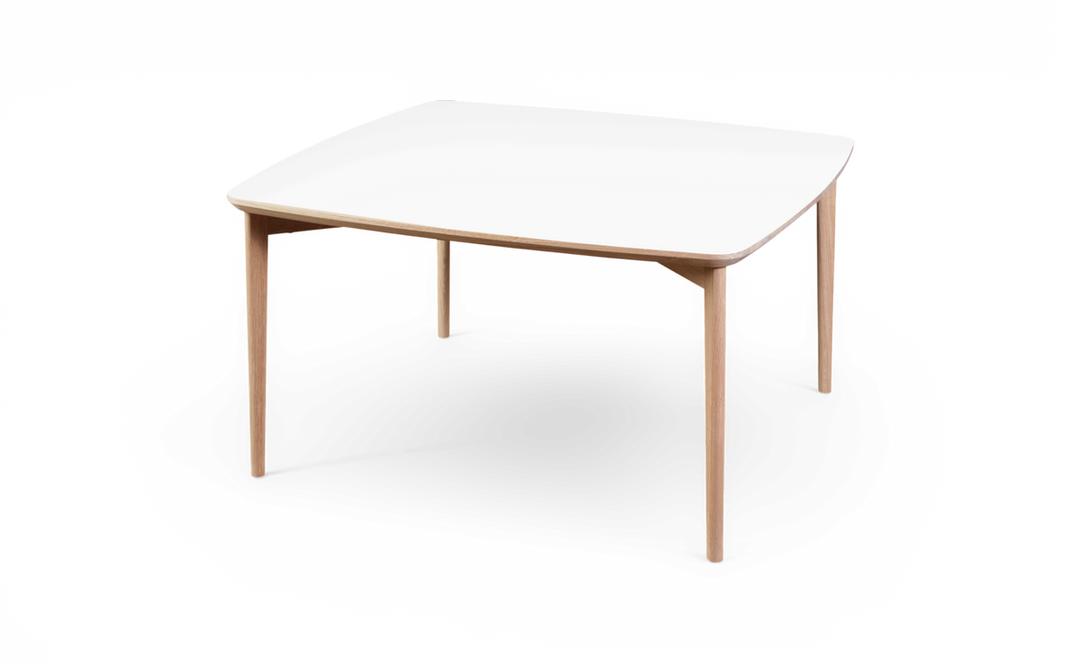 Fyrkantigt matbord med vit topp och ben i ljust trä, rundade hörn, frilagd mot vit bakgrund.