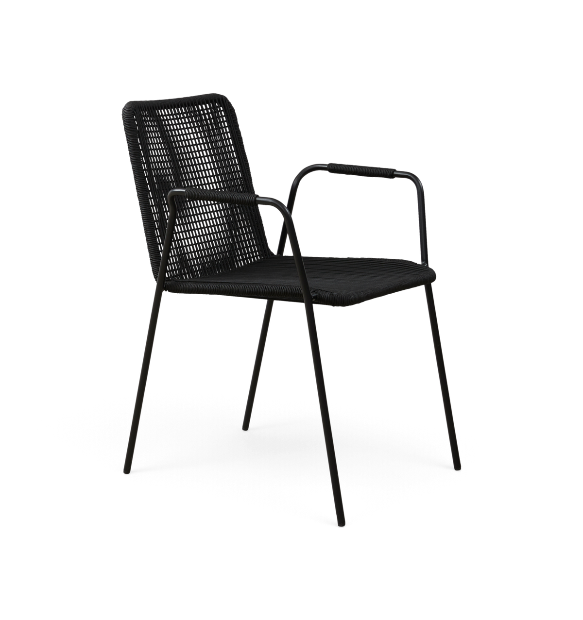 Svart stol med armlän, smala metallben och vävd sits och rygg i rep, frilagd.