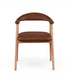 Modern matstol med ljus ekram och brun lädersits och välvd rygg.