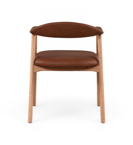 Framifrån av en modern stol med ljust ekstativ och brun lädersits samt rundad rygg, frilagd mot vit bakgrund.