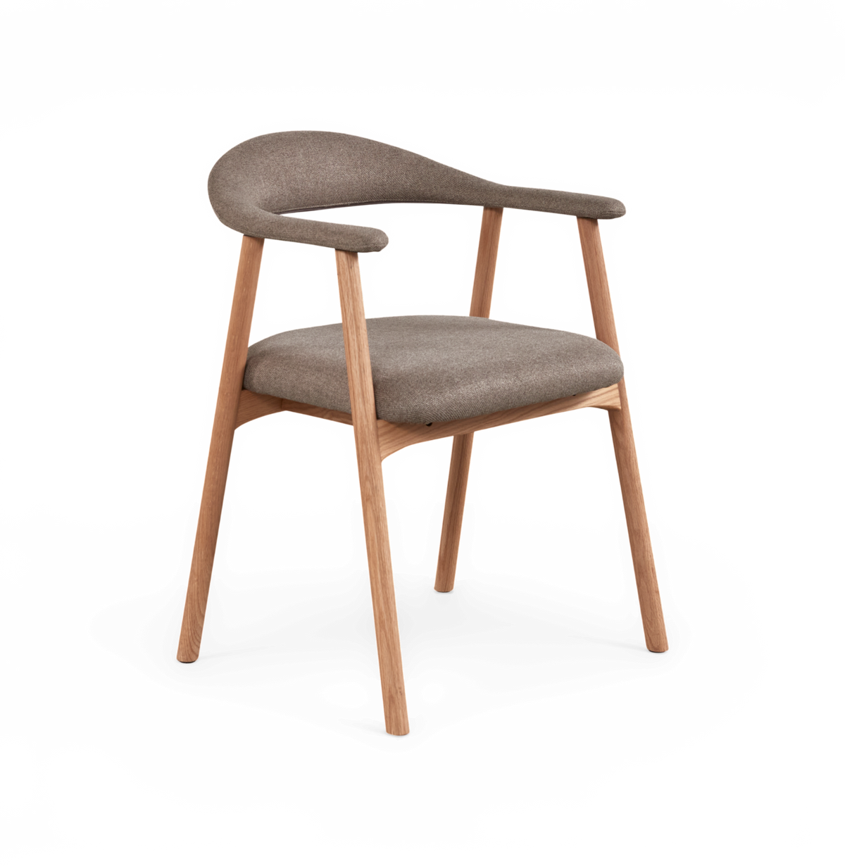 Modern matstol med ljus trästomme och grå klädd sits samt rundad rygg och armstöd.