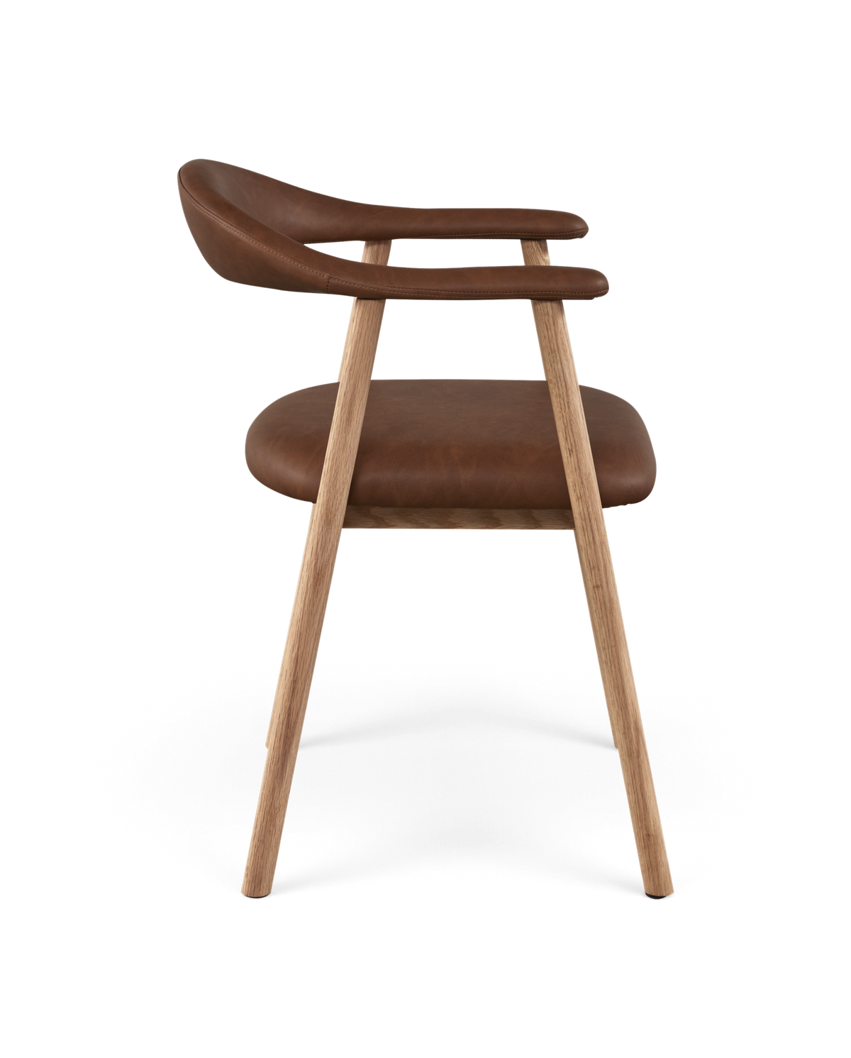 Sidovy av modern stol i ljus ek med brun lädersits och böjd rygg, frilagd på vit bakgrund.