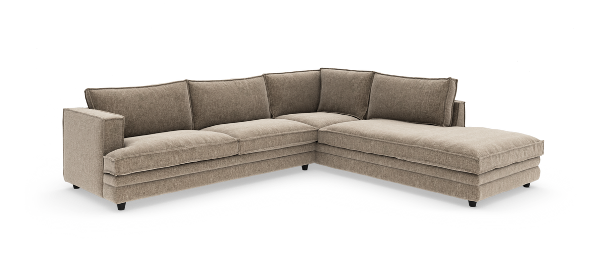 Beige L‑soffa med schäslong, fristående mot vit studiobakgrund.