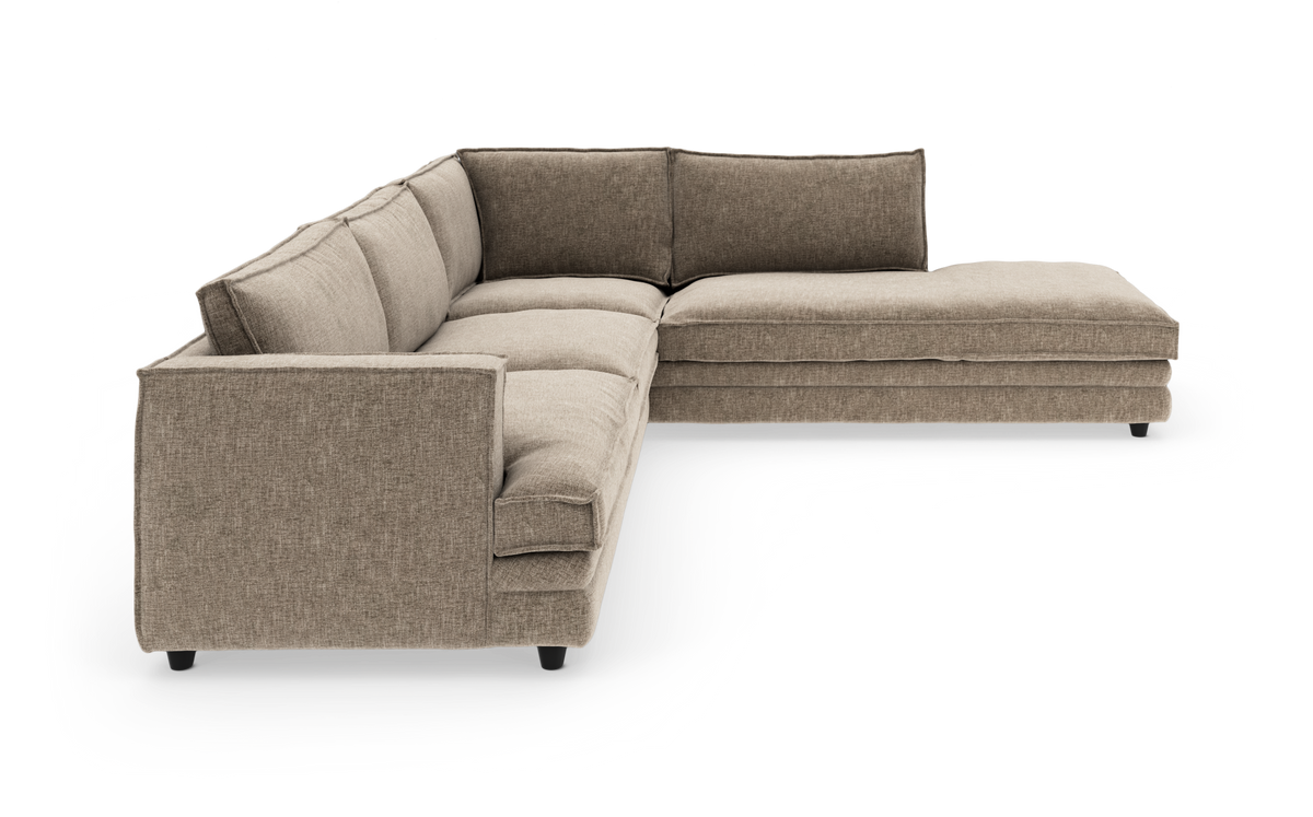 Beige L-formad modulsoffa med schäslong, friställd på vit bakgrund.