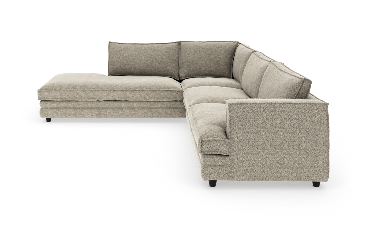 Beige L‑formad modulsoffa med schäslong vänster, frilagd på vit bakgrund.
