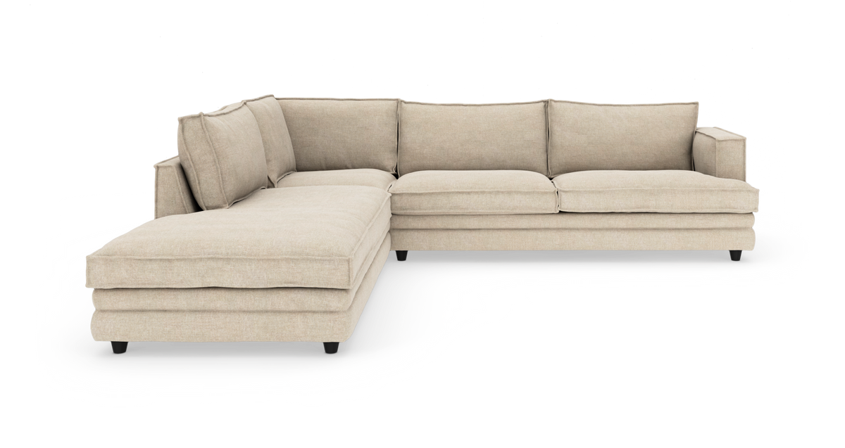Beige L-formad modulsoffa med vänster schäslong mot vit bakgrund.