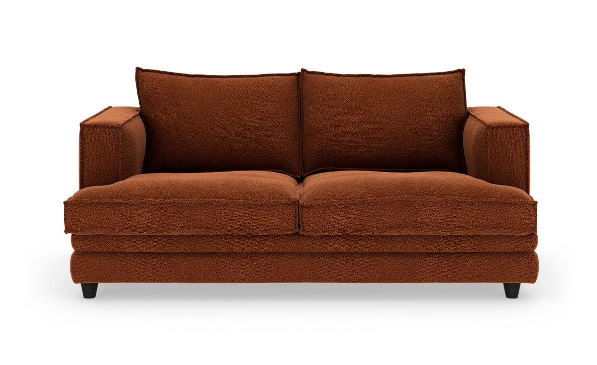 Brun tvåsits soffa med breda armstöd och lösa ryggkuddar på vit bakgrund.