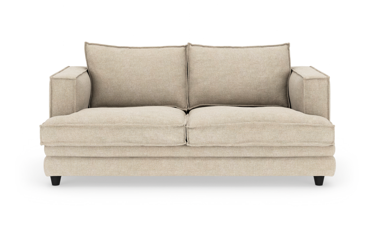 Beige tvåsitssoffa med raka armstöd och lösa rygg- och sittkuddar, sedd rakt framifrån.