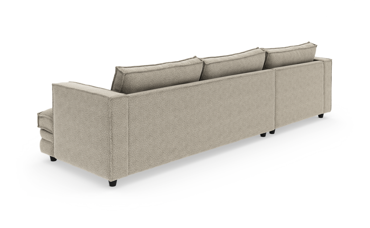 Beige tresitssoffa sedd snett bakifrån på vit bakgrund.