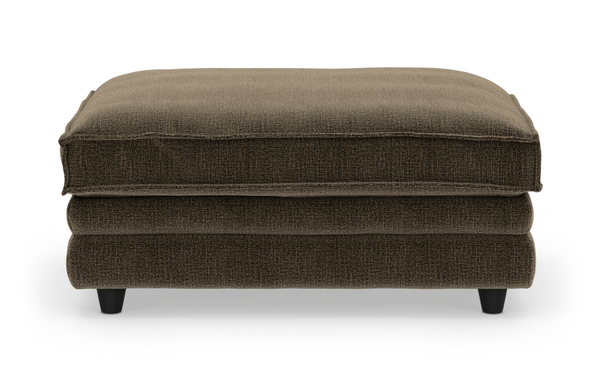Brun polstrad ottoman/fotpall i textil på vit bakgrund.