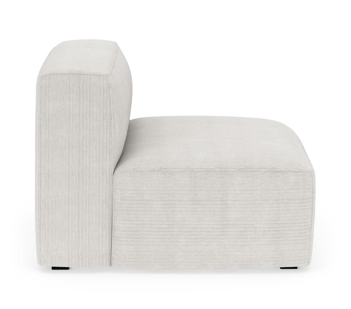 Sidovy av ljusbeige modulsoffa med vänster armstöd mot vit bakgrund.