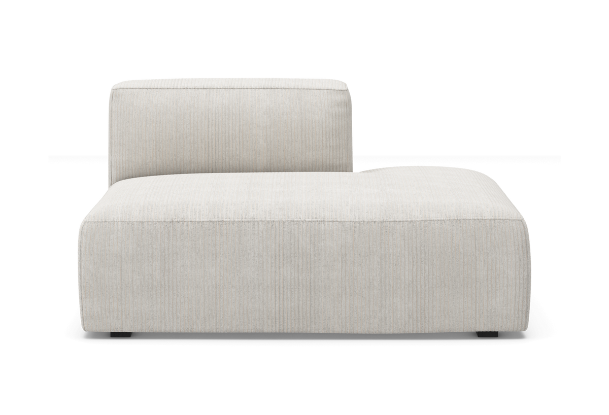 Modulär loungesektion med förskjuten rygg i ljusbeige manchester, frontvy på vit bakgrund.