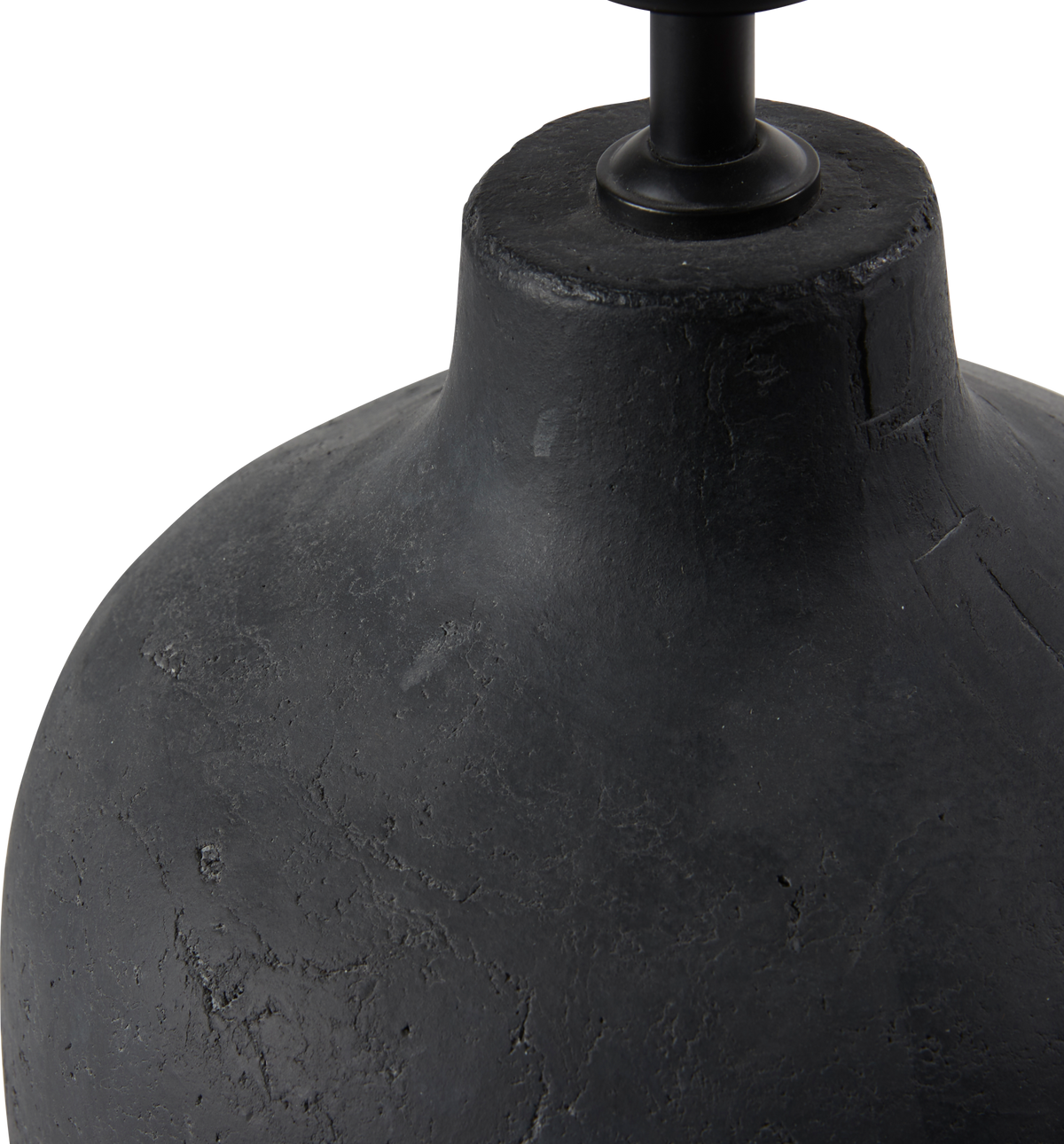 Närbild av svart, texturerad lampfot med rå betongkänsla.