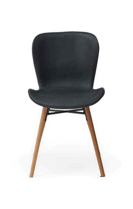 Modern stol med svart välvd sits och träben, frontvy.