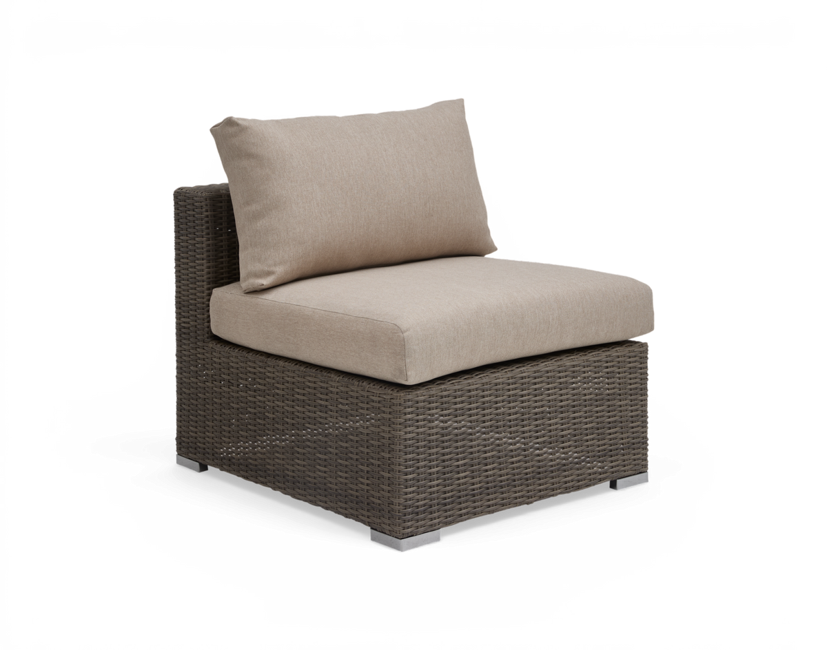 Modulär utomhus‑loungedel i grå konstrotting med beige dynor och metallfötter, frilagd på vit bakgrund.