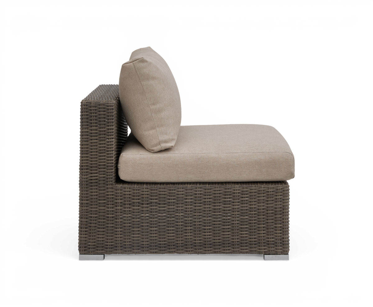 Modulsoffa i konstrotting med beige dynor, sidovy, frilagd på vit bakgrund.