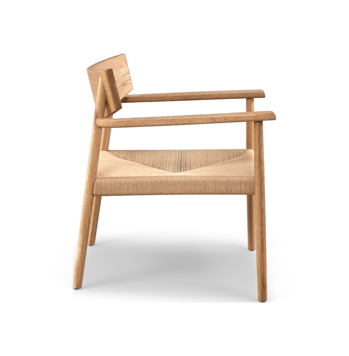 Sidovy av en armstol i natur-ek med flätad sits i papperstråd, frilagd mot vit bakgrund.