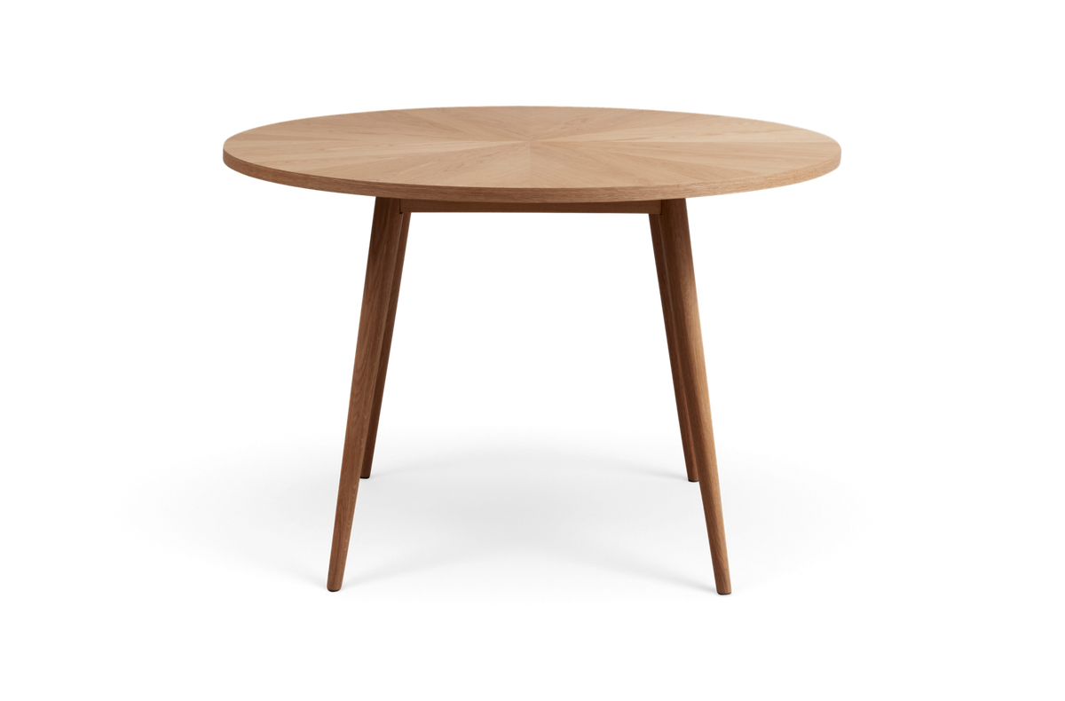 Runt ekbord med koniska ben, frilagt på vit bakgrund.