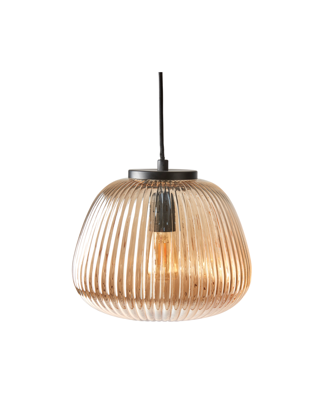 Bärnstensfärgad, räfflad glaspendel med svart upphängning och synlig glödlampa.