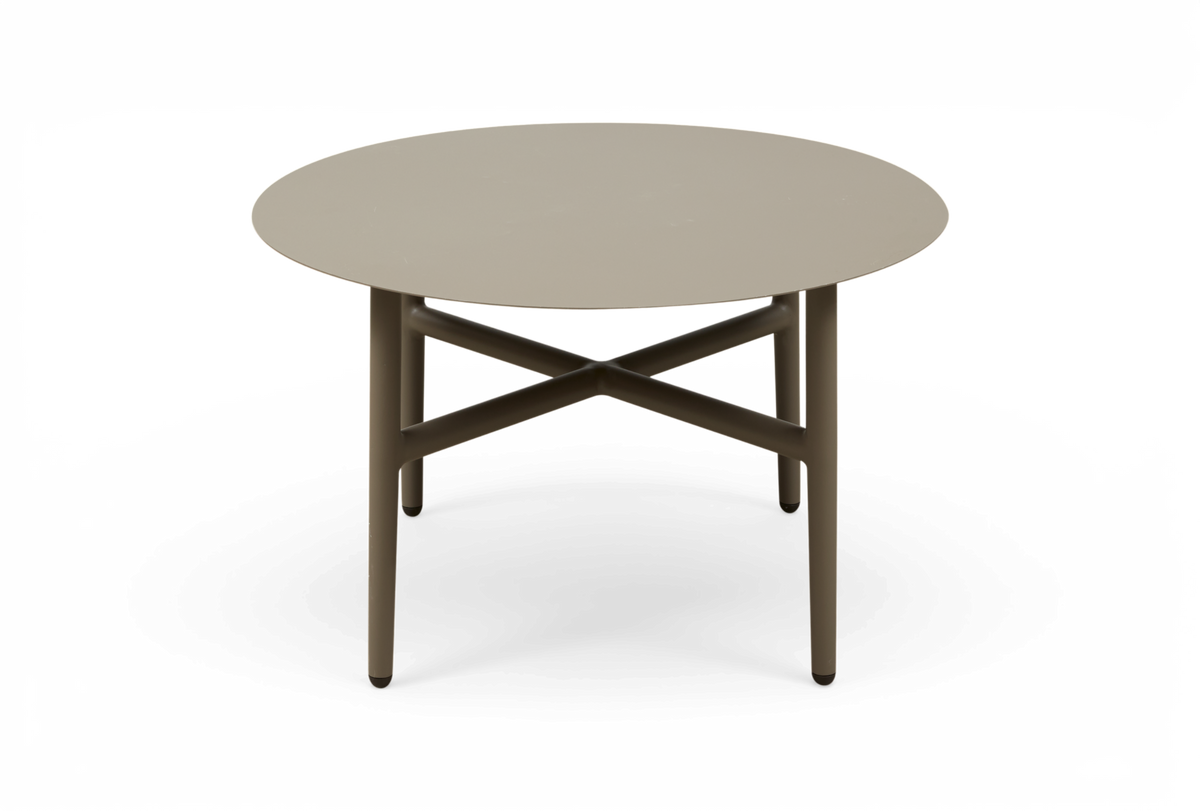 Runt beige soffbord med metallben och korsformat stag, frilagd mot vit bakgrund.