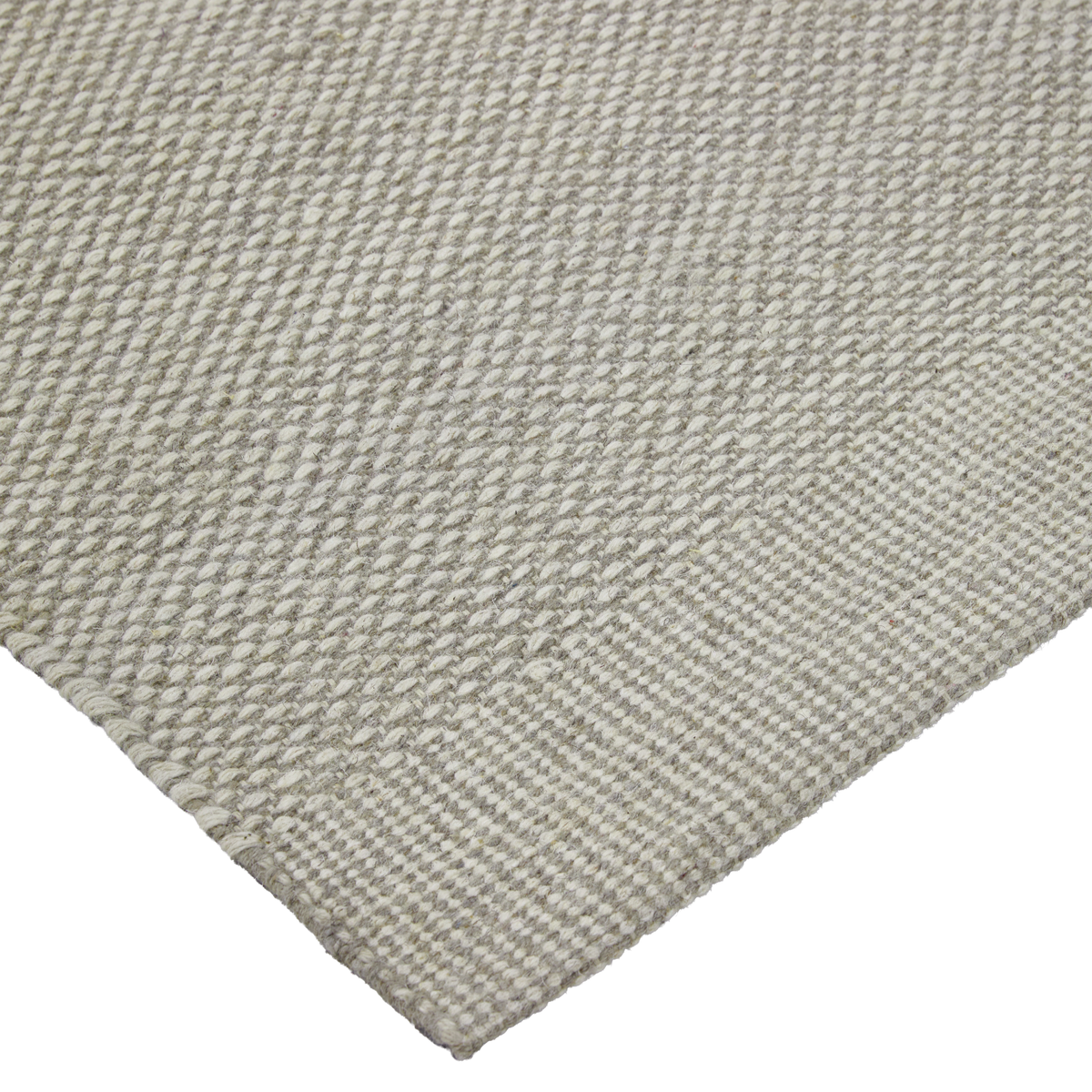 Närbild av beige och grå vävd matta med synlig hörnkant på vit bakgrund.