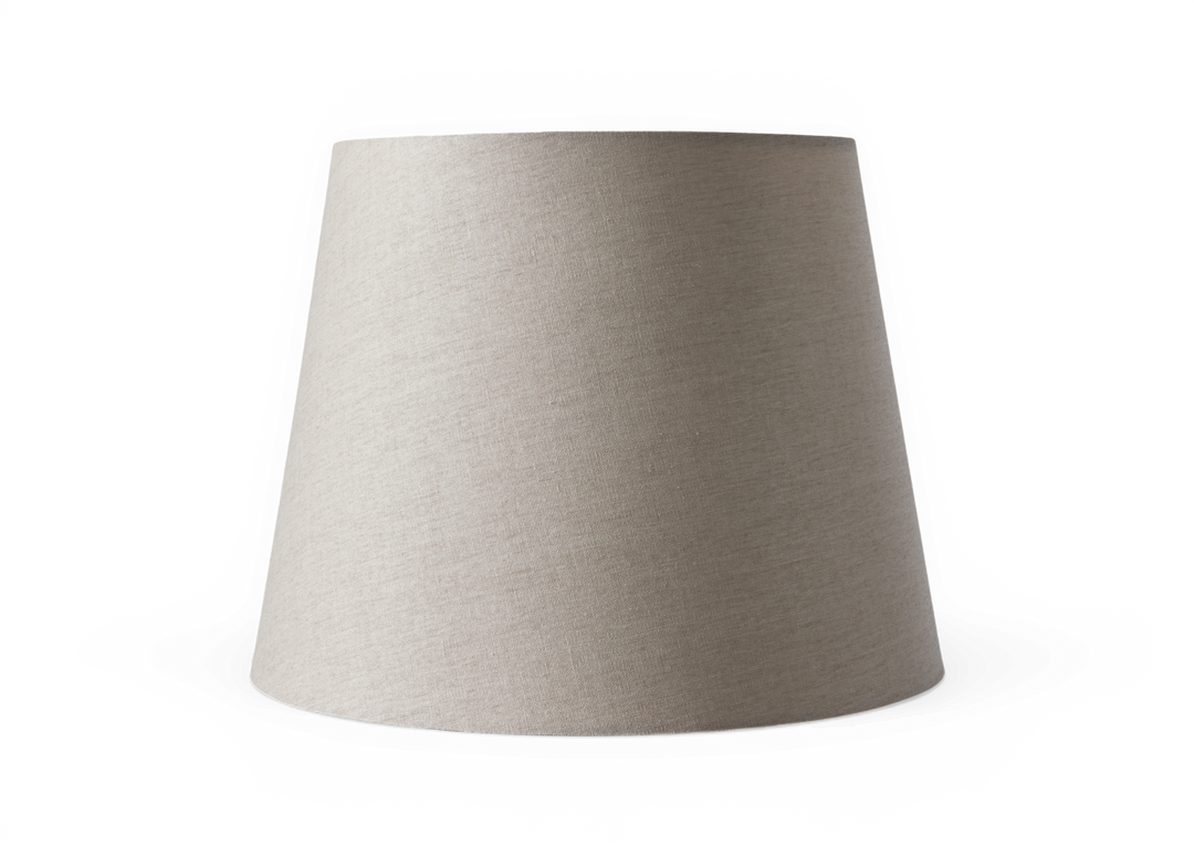 Beige konisk lampskärm i tyg, frilagd på vit bakgrund.