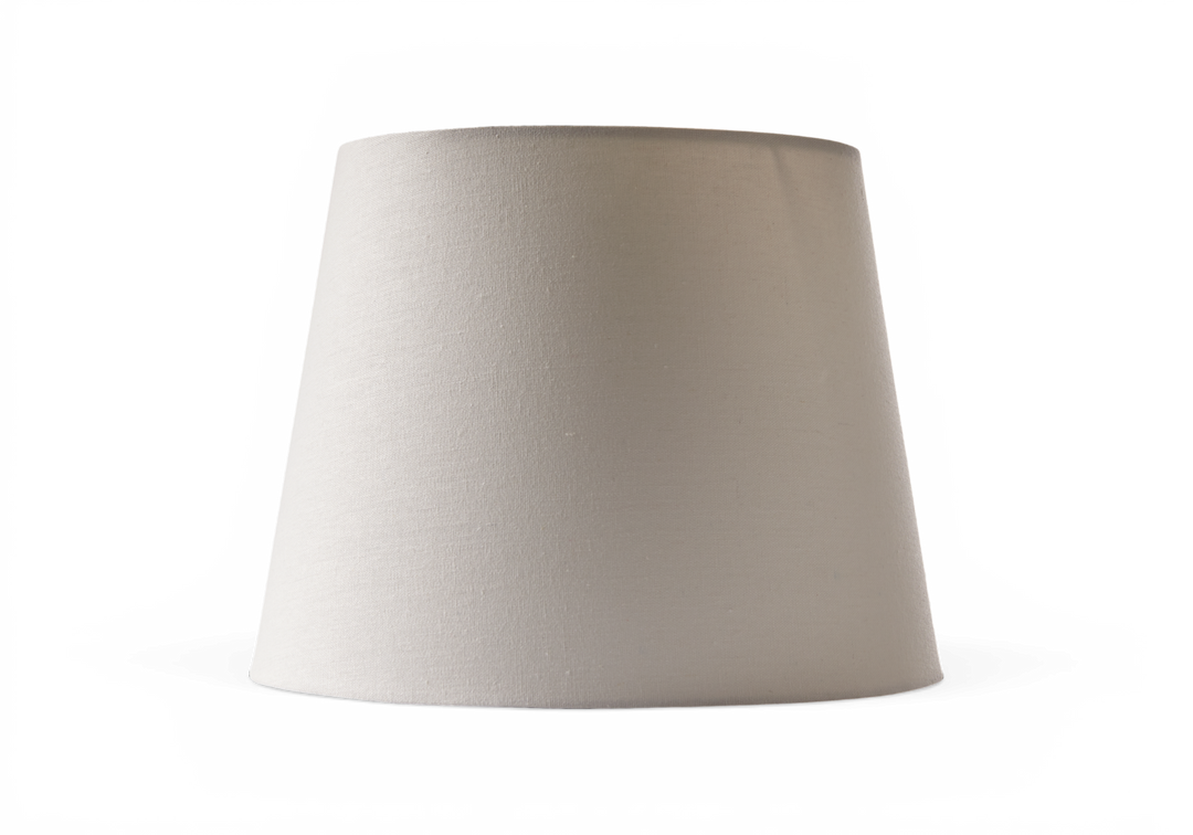 Beige konisk lampskärm i tyg på vit bakgrund.