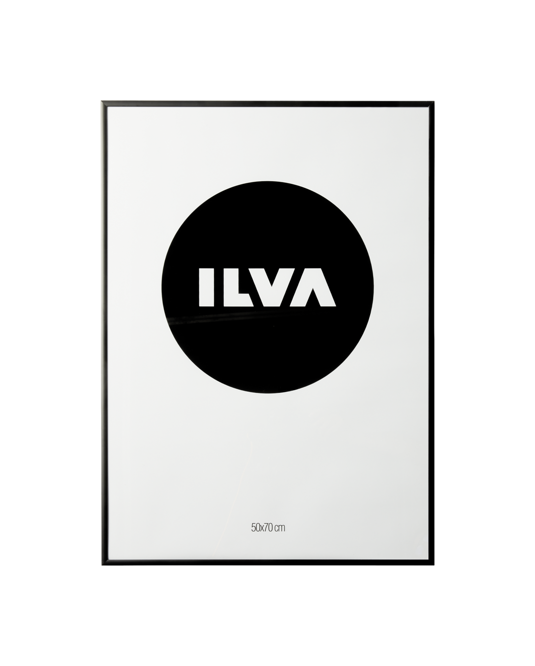 Svart cirkel med vit ILVA‑logotyp i negativt utrymme, minimalistiskt och hög kontrast.