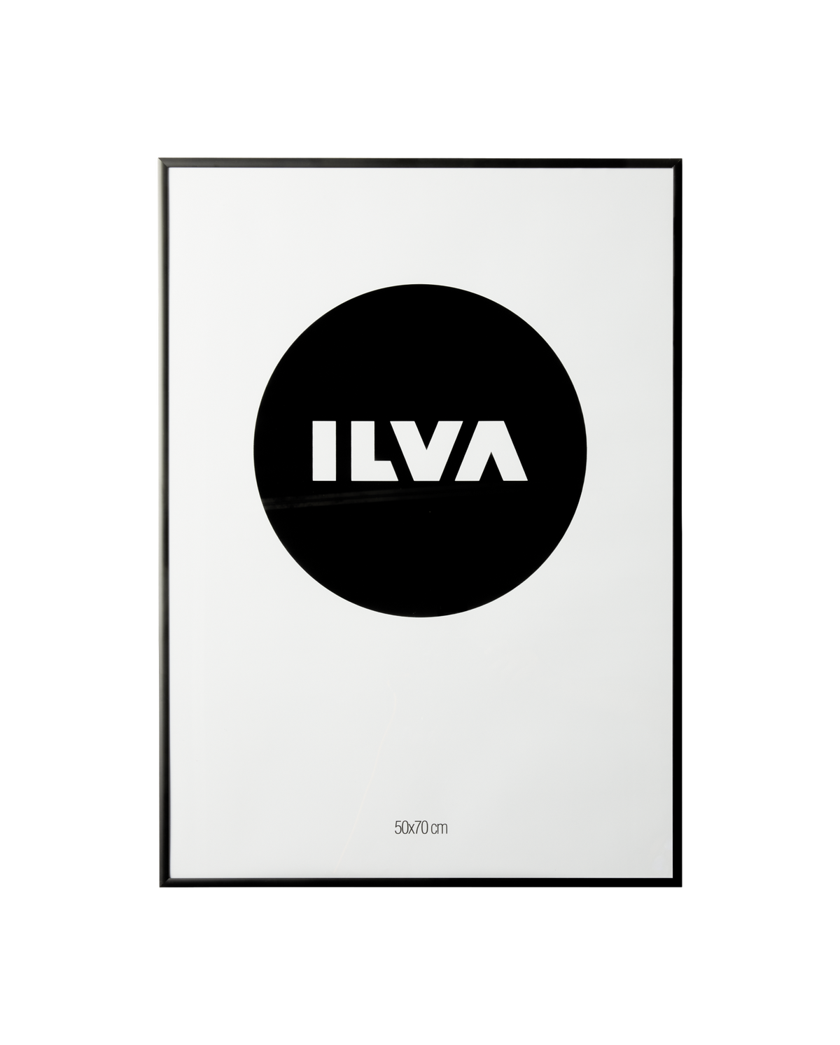 Svart cirkel med vit ILVA‑logotyp i negativt utrymme, minimalistiskt och hög kontrast.