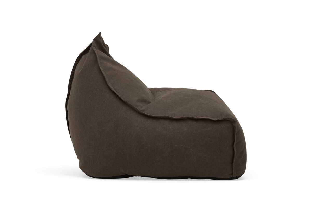 Mörkbrun tyg-säckstol/beanbag-lounger sedd från sidan på vit bakgrund.