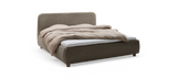 Klädd dubbelsäng med rundad sänggavel, beige täcke och vit bäddmadrass; frilagd studiobild._ps
