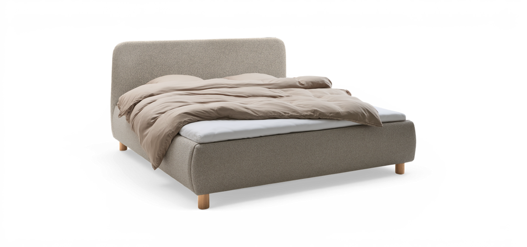 Polstrad säng med rundad huvudgavel i ljusgrå textil, beige täcke och ljusa träben.