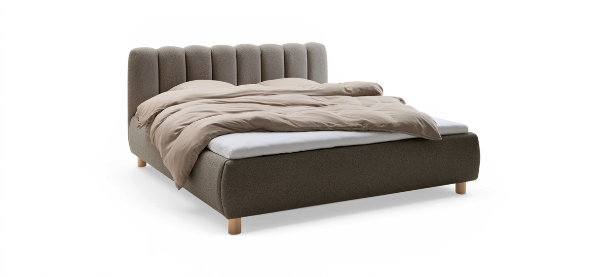 Upphöjd bild av polstrad dubbelsäng med vågig panelgavel, beige täcke och runda träben.