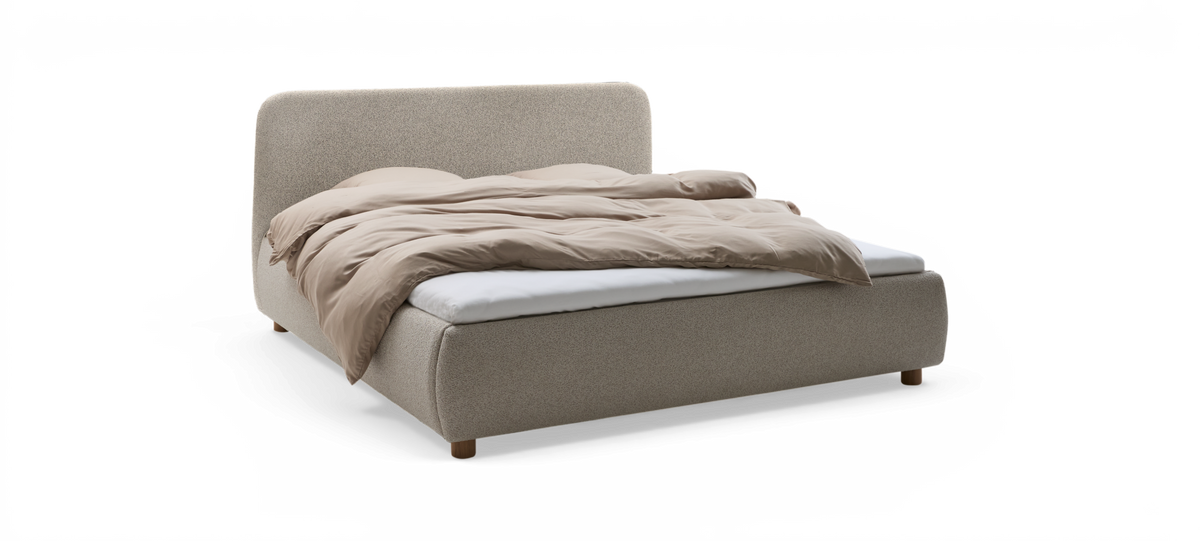 Beige klädd dubbelsäng med hög stoppad gavl, vit madrass och sandfärgat täcke, frilagd på neutral bakgrund.