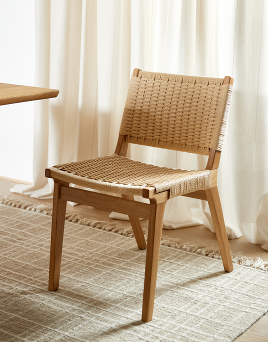 Stol i ljus ek med flätad sits och rygg, placerad på beige matta vid ljusa gardiner i dagsljus.
