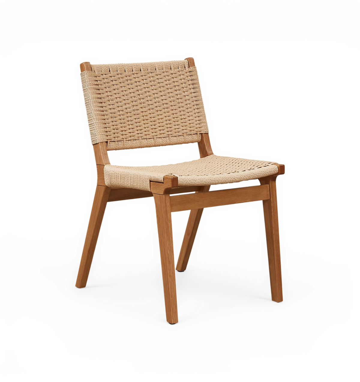 Stol i ek med flätad sits och rygg, frilagd på vit bakgrund.