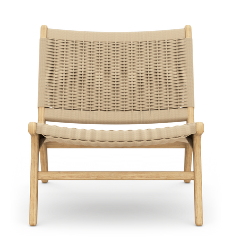 Beigefärgad loungestol med flätad sits och rygg i band, ram i ljust trä, fristående mot vit bakgrund.